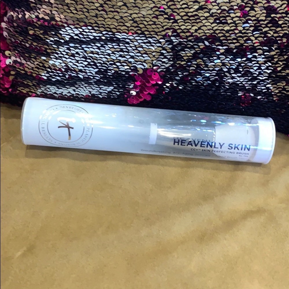 it - cosmetics brush.